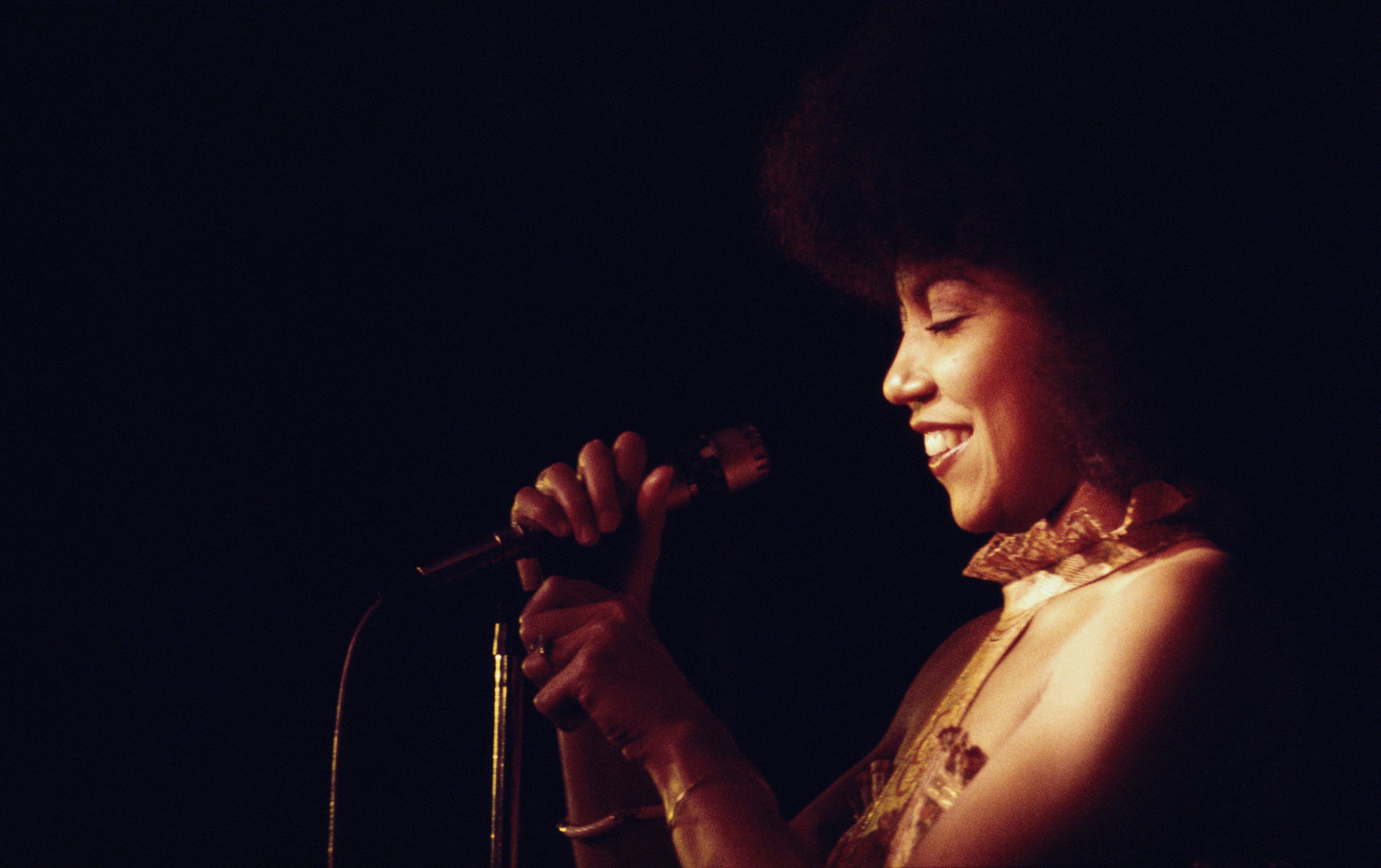 British singer Linda Lewis performs on stage in 1975. (Photo by Andrew Putler/Redferns)